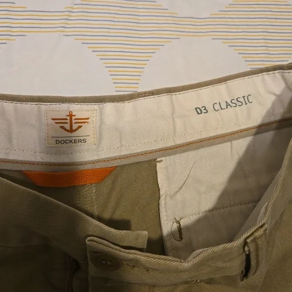 Dockers mens D3 Classic khakis, 33x32 - Picture 2 of 4